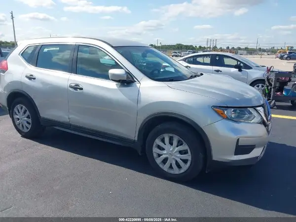 5N1AT2MT4HC894635 2017 NISSAN ROGUE - Image 1