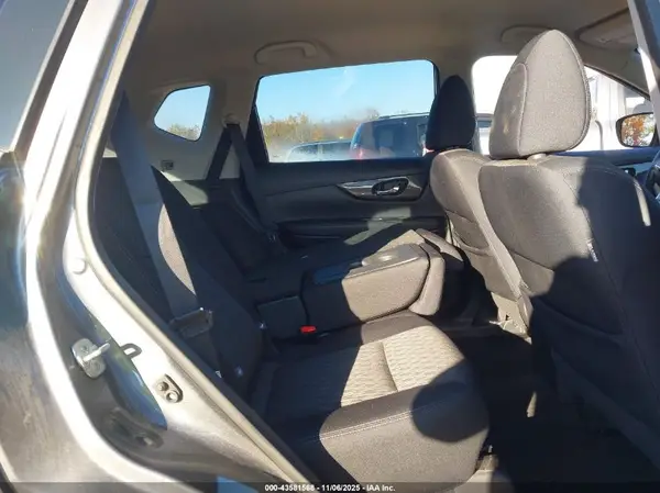 5N1AT2MT4JC709621 2018 NISSAN ROGUE - Image 8