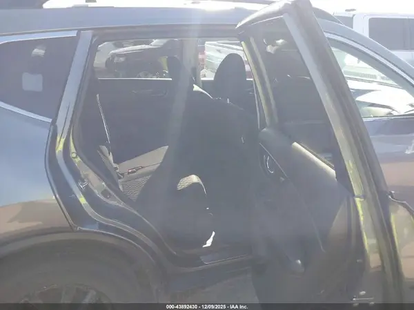 5N1AT2MT4JC758057 2018 NISSAN ROGUE - Image 8