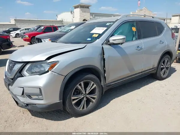 5N1AT2MT4JC787929 2018 NISSAN ROGUE - Image 2