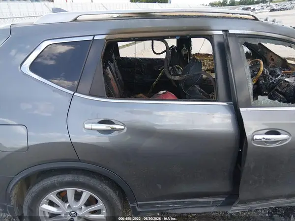 5N1AT2MT4JC840404 2018 NISSAN ROGUE - Image 8
