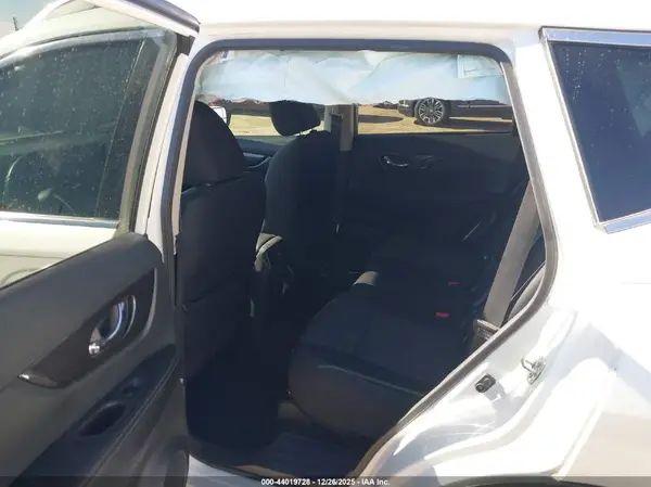 5N1AT2MT4KC715940 2019 NISSAN ROGUE - Image 8