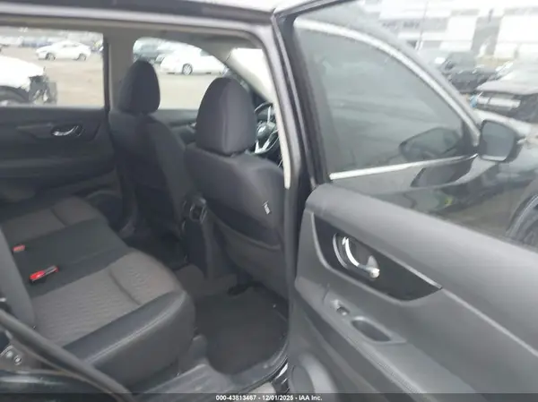 5N1AT2MT5HC757073 2017 NISSAN ROGUE - Image 8