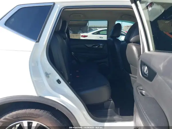 5N1AT2MT5HC815621 2017 NISSAN ROGUE - Image 8