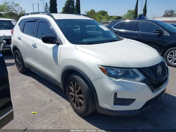 5N1AT2MT5JC798972 2018 NISSAN ROGUE - Image 1