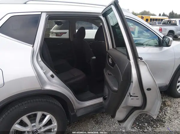 5N1AT2MT6JC789780 2018 NISSAN ROGUE - Image 8