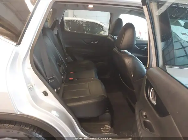 5N1AT2MT7HC825387 2017 NISSAN ROGUE - Image 8