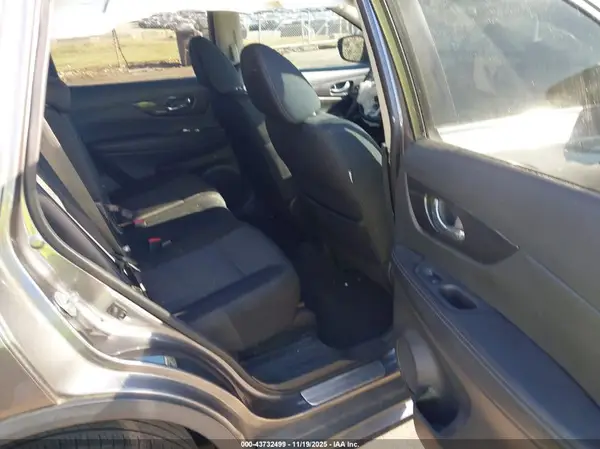5N1AT2MT7JC749773 2018 NISSAN ROGUE - Image 8