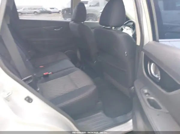 5N1AT2MT8JC705667 2018 NISSAN ROGUE - Image 8