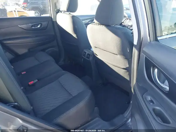 5N1AT2MT8JC802139 2018 NISSAN ROGUE - Image 8
