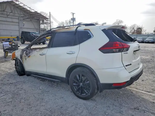 5N1AT2MT8JC817059 2018 NISSAN ROGUE - Image 2