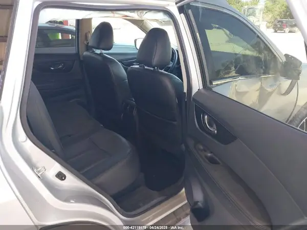 5N1AT2MT8KC743174 2019 NISSAN ROGUE - Image 8