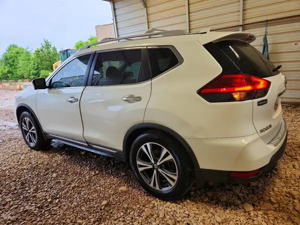 5N1AT2MT9HC828422 2017 NISSAN ROGUE - Image 2