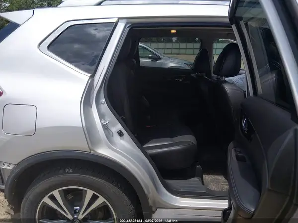 5N1AT2MTXHC825318 2017 NISSAN ROGUE - Image 8
