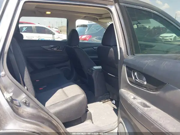 5N1AT2MTXHC826050 2017 NISSAN ROGUE - Image 8