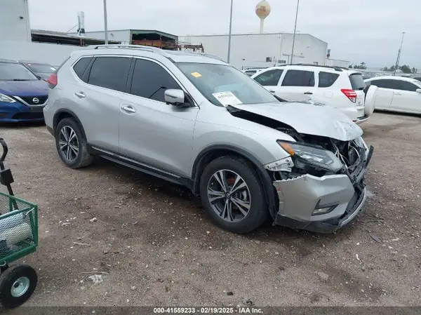 5N1AT2MTXHC887379 2017 NISSAN ROGUE - Image 1