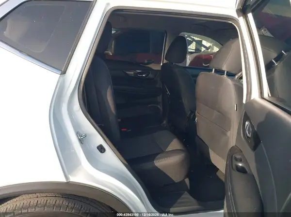 5N1AT2MTXJC712555 2018 NISSAN ROGUE - Image 8
