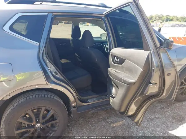 5N1AT2MTXJC747399 2018 NISSAN ROGUE - Image 8