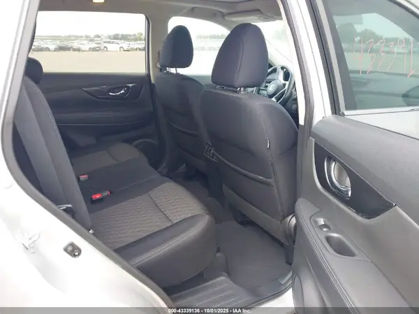 5N1AT2MV0HC749173 2017 NISSAN ROGUE - Image 8