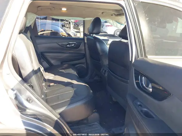 5N1AT2MV0HC758584 2017 NISSAN ROGUE - Image 8