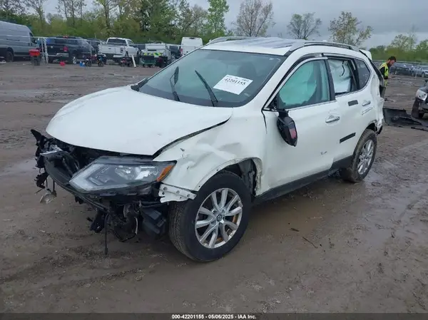 5N1AT2MV0HC770797 2017 NISSAN ROGUE - Image 2