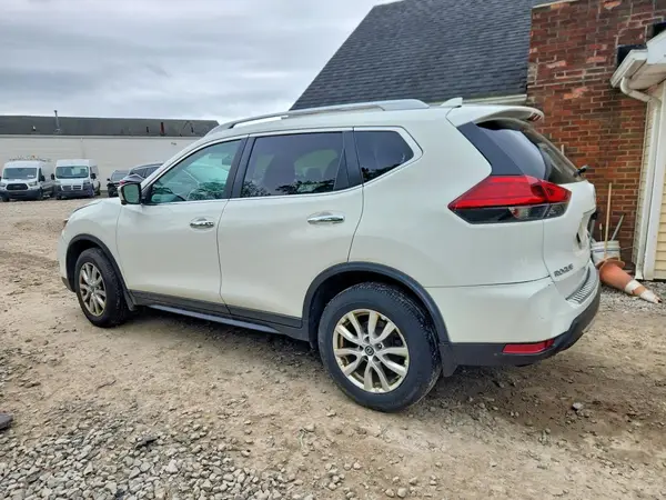 5N1AT2MV0HC798468 2017 NISSAN ROGUE - Image 2