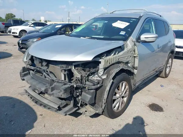 5N1AT2MV0HC812143 2017 NISSAN ROGUE - Image 2