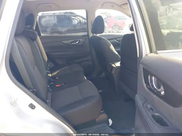 5N1AT2MV0HC812143 2017 NISSAN ROGUE - Image 8