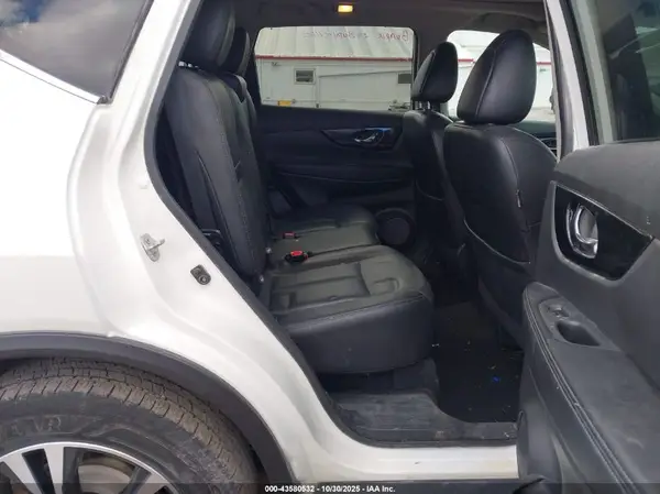 5N1AT2MV0HC815592 2017 NISSAN ROGUE - Image 8