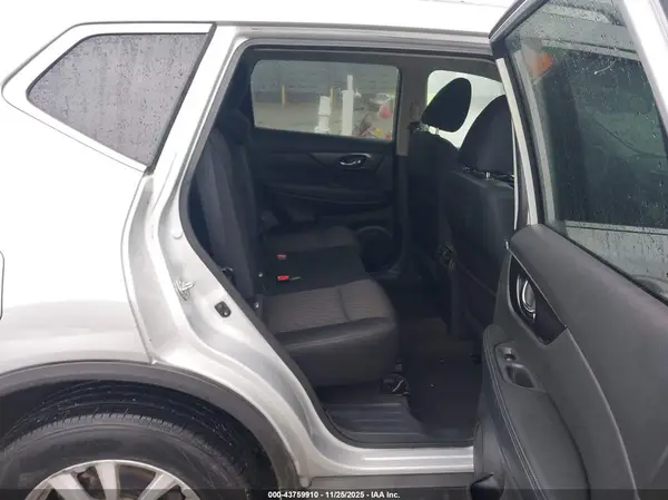 5N1AT2MV0HC877820 2017 NISSAN ROGUE - Image 8