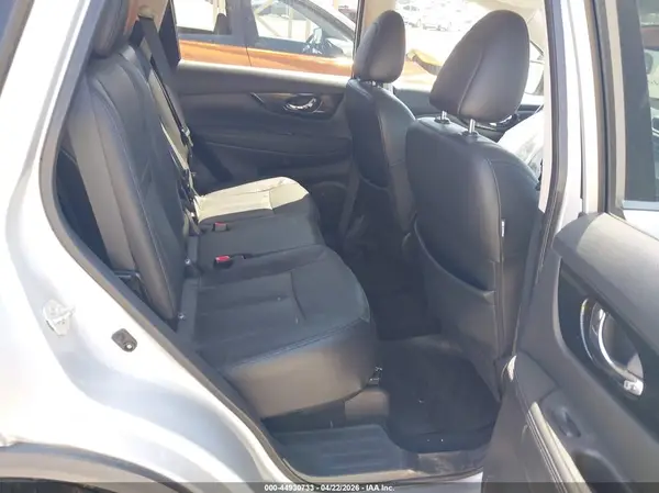 5N1AT2MV1HC747058 2017 NISSAN ROGUE - Image 8
