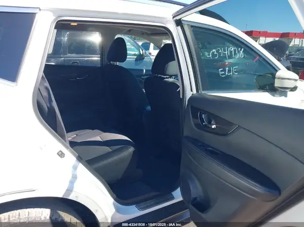 5N1AT2MV1HC768959 2017 NISSAN ROGUE - Image 8