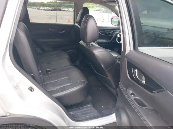 5N1AT2MV1HC801443 2017 NISSAN ROGUE - Image 8