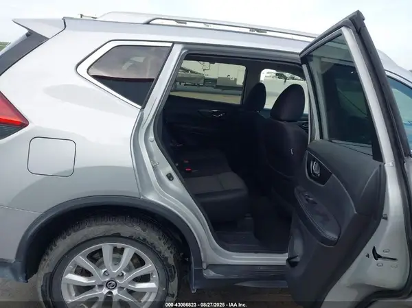 5N1AT2MV1HC840811 2017 NISSAN ROGUE - Image 8