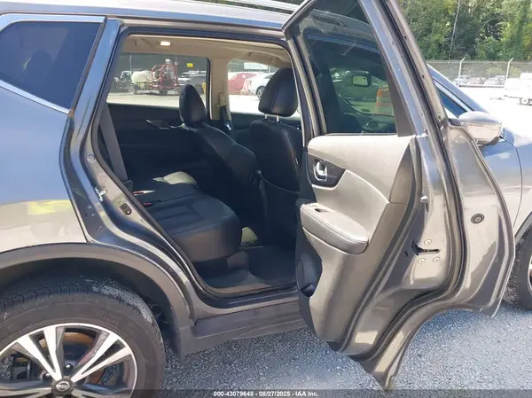 5N1AT2MV1HC883755 2017 NISSAN ROGUE - Image 8