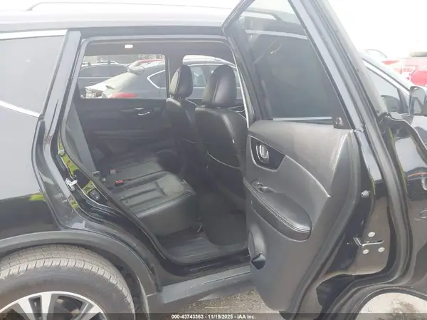 5N1AT2MV1JC805711 2018 NISSAN ROGUE - Image 8