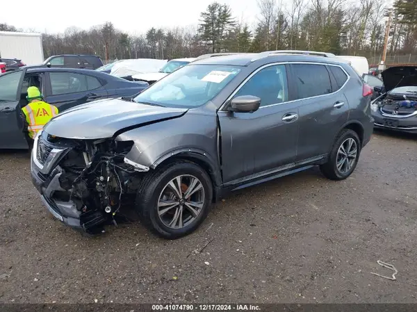 5N1AT2MV1JC814943 2018 NISSAN ROGUE - Image 2