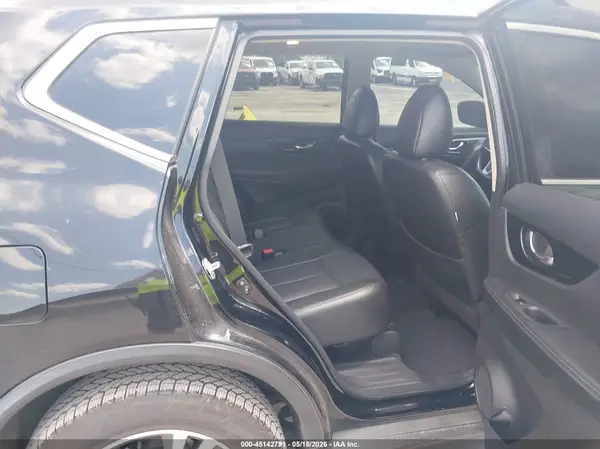 5N1AT2MV2HC760403 2017 NISSAN ROGUE - Image 8