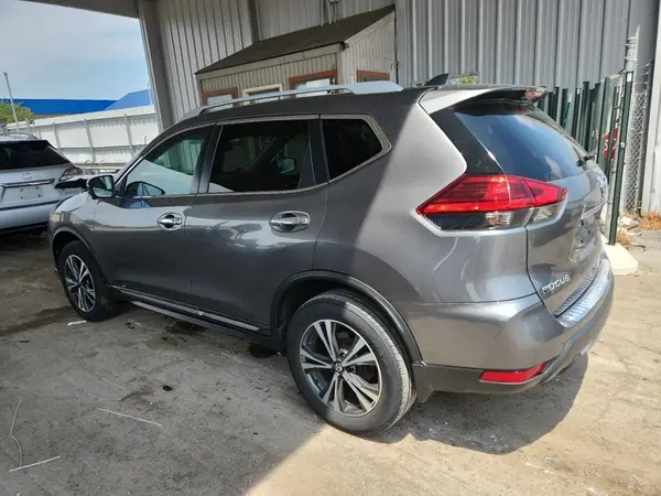 5N1AT2MV2HC825721 2017 NISSAN ROGUE - Image 2