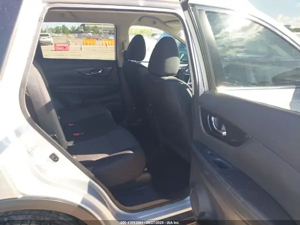 5N1AT2MV2JC700272 2018 NISSAN ROGUE - Image 8
