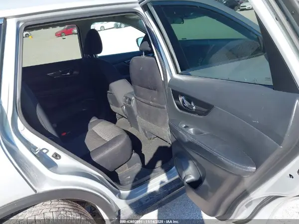 5N1AT2MV2JC700353 2018 NISSAN ROGUE - Image 8