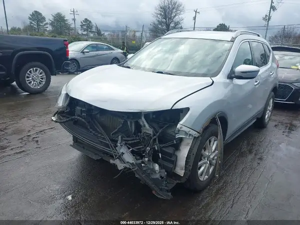5N1AT2MV2JC770967 2018 NISSAN ROGUE - Image 2