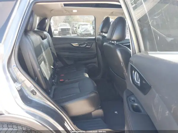5N1AT2MV2JC800632 2018 NISSAN ROGUE - Image 8