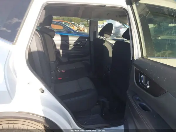 5N1AT2MV2JC817060 2018 NISSAN ROGUE - Image 8