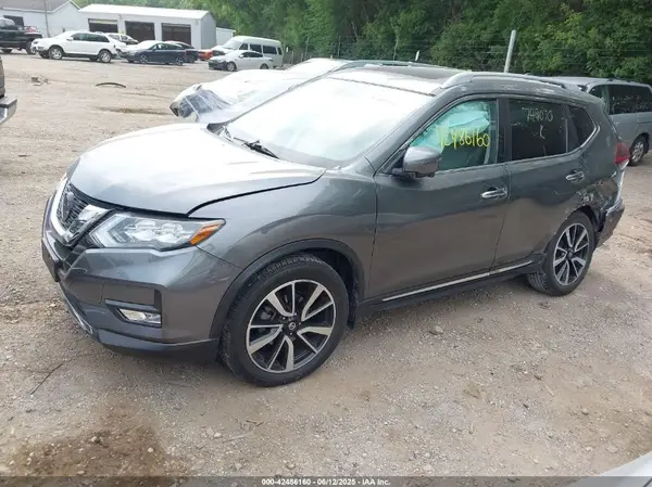 5N1AT2MV2KC749070 2019 NISSAN ROGUE - Image 2