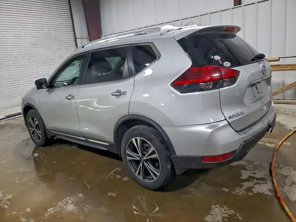 5N1AT2MV3HC881117 2017 NISSAN ROGUE - Image 2