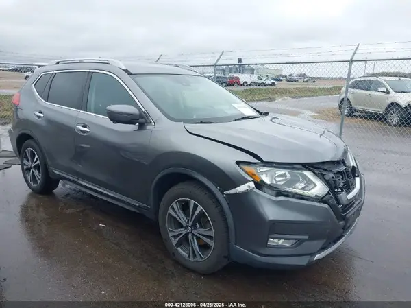 5N1AT2MV4HC769717 2017 NISSAN ROGUE - Image 1