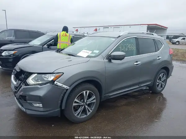 5N1AT2MV4HC769717 2017 NISSAN ROGUE - Image 2