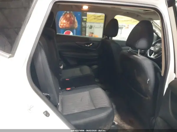 5N1AT2MV4HC798330 2017 NISSAN ROGUE - Image 8