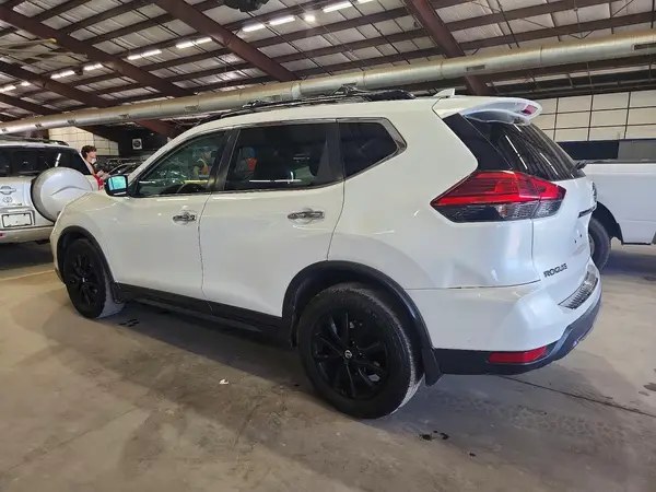 5N1AT2MV4HC817667 2017 NISSAN ROGUE - Image 2